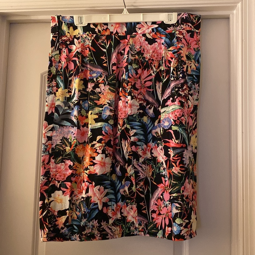 Vivacious Vixen tropical tiki floral print pencil skirt - Picture 3 of 4